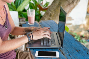 Como Trabalhar Viajando: Um Guia Completo para a Vida de Nômade Digital