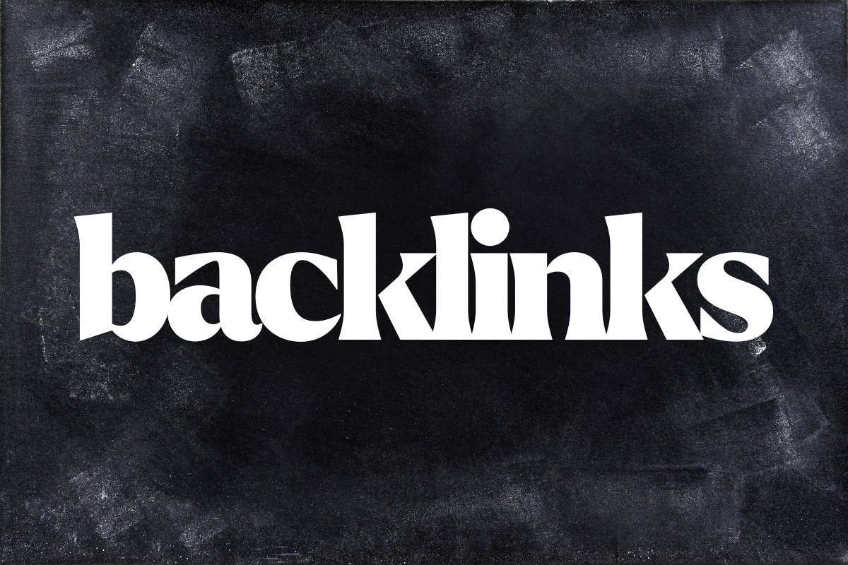 Palavra backlinks em tipografia branca sobre fundo escuro, representando a construção de autoridade e reputação externa para critérios de EEAT.