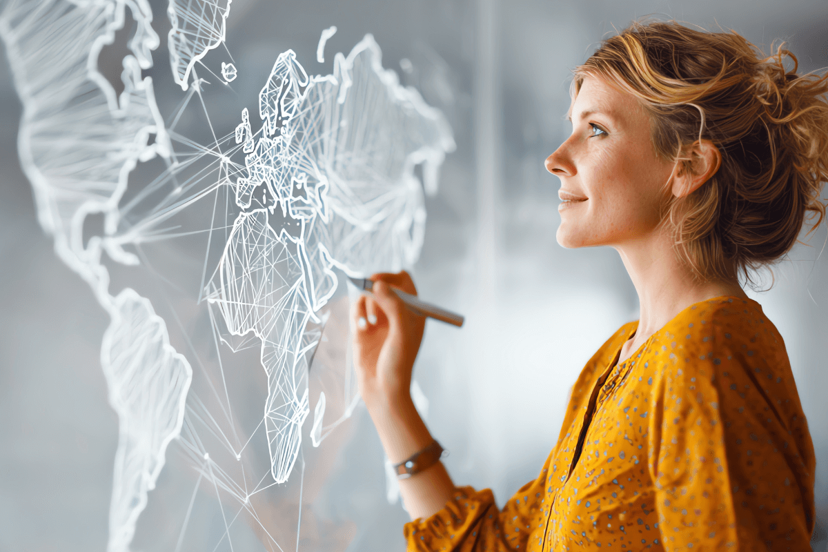 Mulher desenhando conexões em um mapa de vidro, ilustrando o impacto direto na estratégia de marketing e no planejamento global.