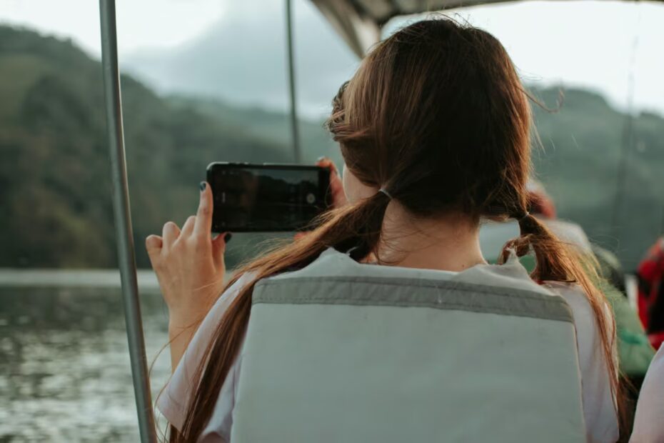 jovem-se-gravando-em-uma-viagem-de-barco