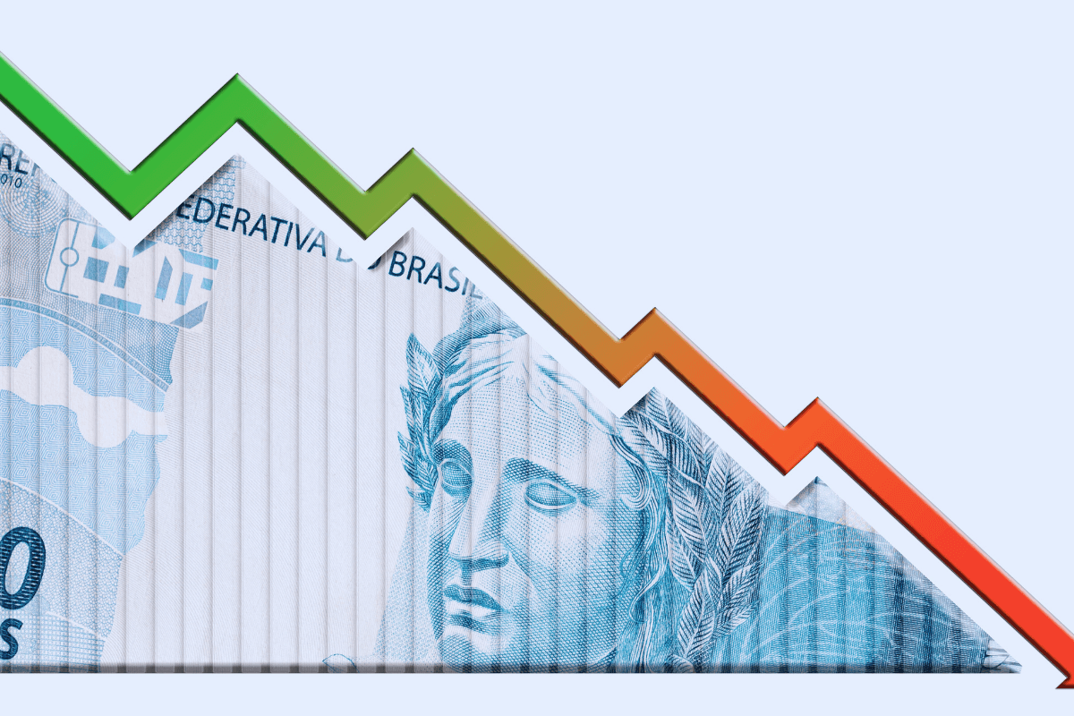 Gráfico de tendências com seta apontando queda brusca sobre fundo de cédula de real, ilustrando o prejuízo financeiro causado por conteúdo duplicado.