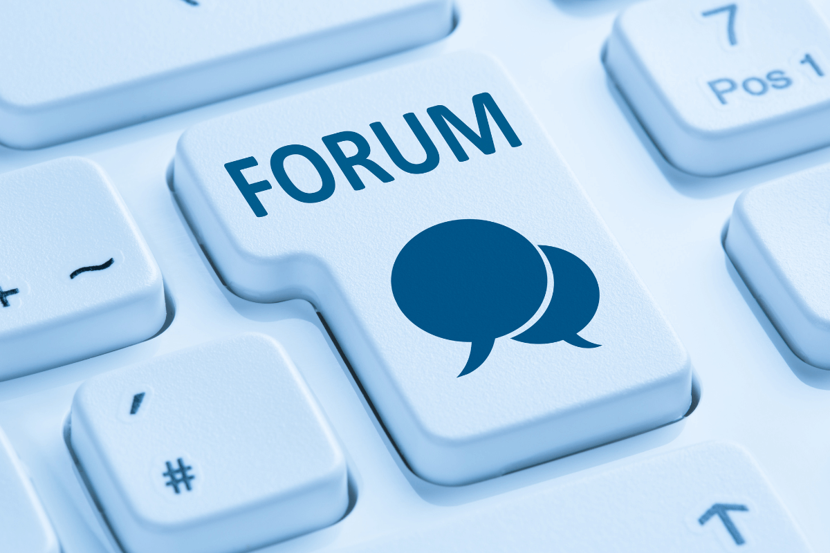 Verificando reputação em fóruns online Tecla de computador azul com a palavra Forum e ícone de balão de fala, representando a busca por opiniões e reputação de sites na comunidade online.