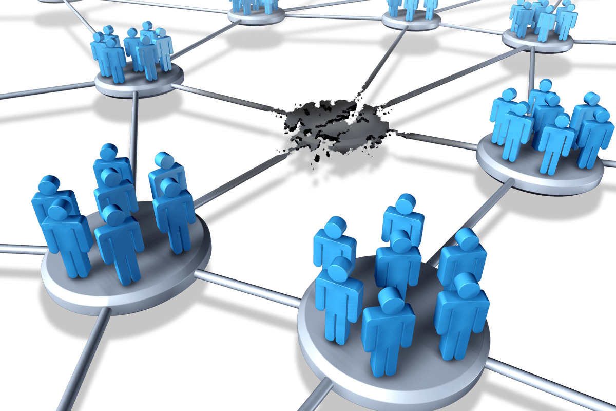 Identificando falhas na estratégia da concorrência Ilustração de uma rede de conexões com um nó central quebrado, simbolizando as brechas na análise de backlinks da concorrência e oportunidades a serem exploradas.