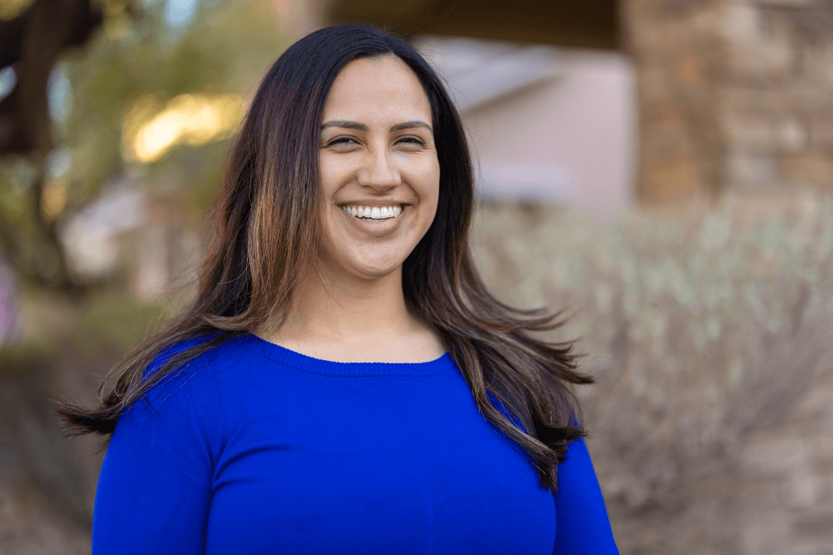 Estratégia de Depoimentos: Troque sua opinião por um Link Foto de perfil profissional de uma cliente satisfeita, exemplificando como enviar depoimentos para ferramentas pode garantir visibilidade e backlinks em sites de parceiros.