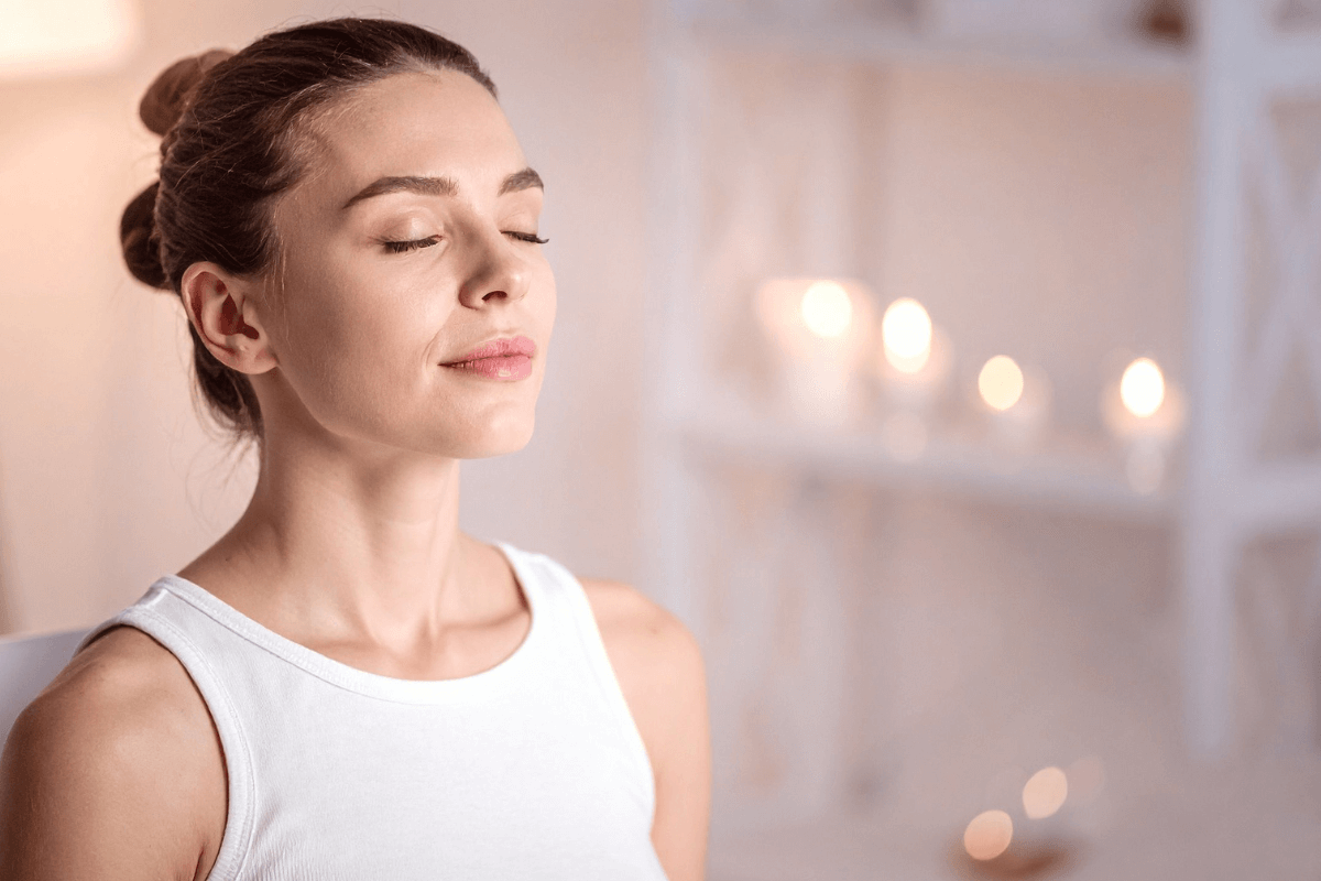 Mulher de olhos fechados transmitindo tranquilidade, ilustrando a importância de ser paciente e consistente para ganhar dinheiro no GrabPoints.