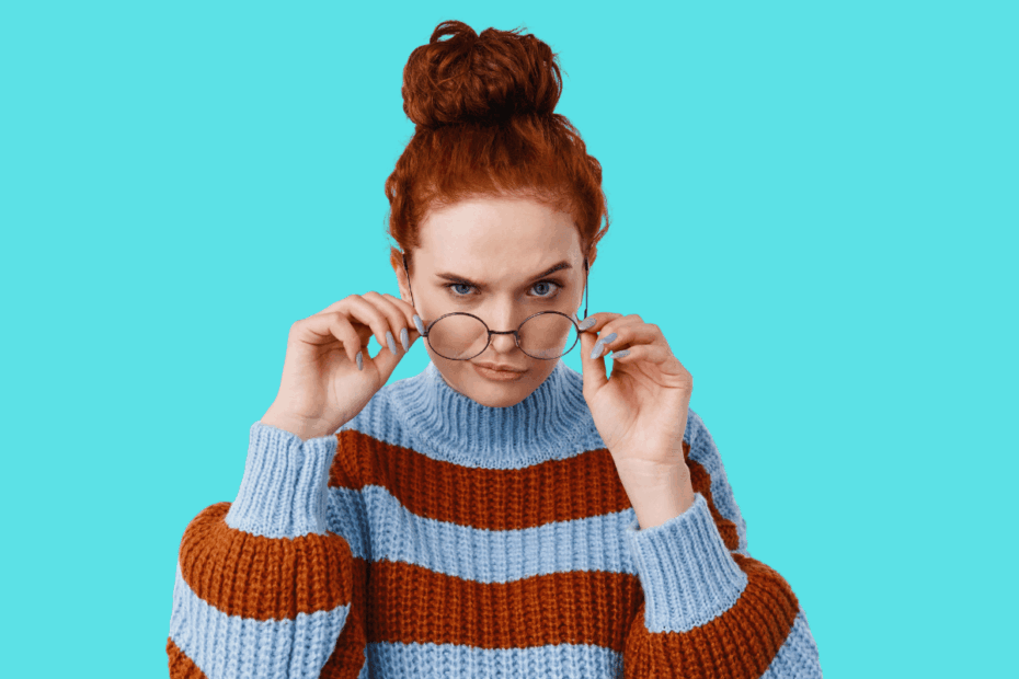 Mulher abaixando os óculos com olhar analítico e desconfiado, ilustrando a dúvida comum se é confiável ganhar dinheiro respondendo pesquisas na internet.