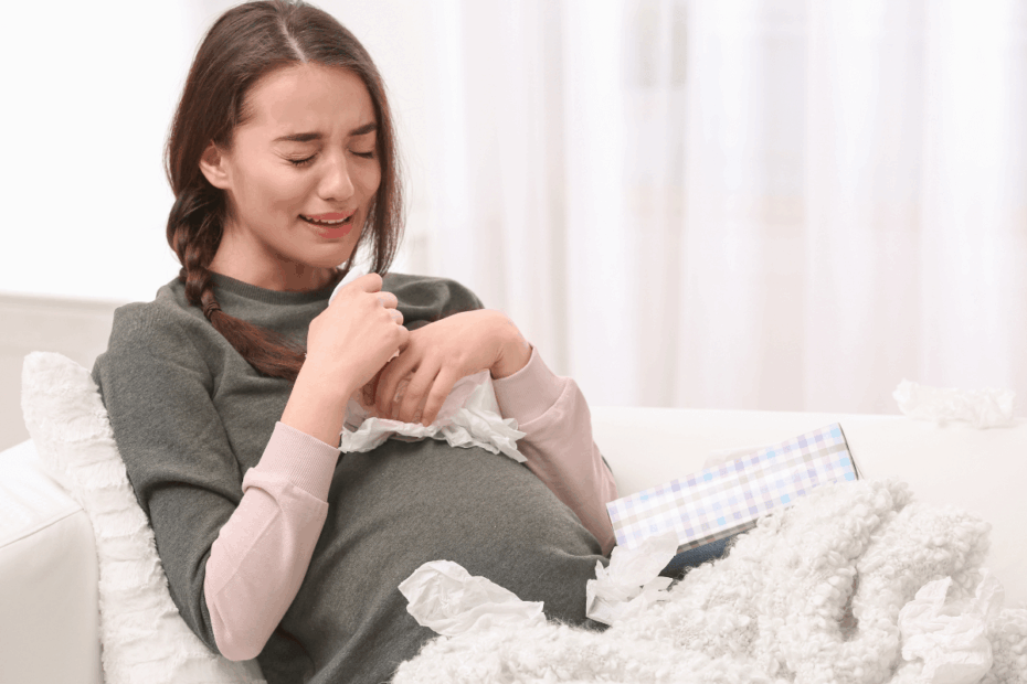 Mulher chorando no sofá demonstrando frustração e desespero por não conseguir visitas no site ao ignorar as ferramentas para aumentar o tráfego orgânico.