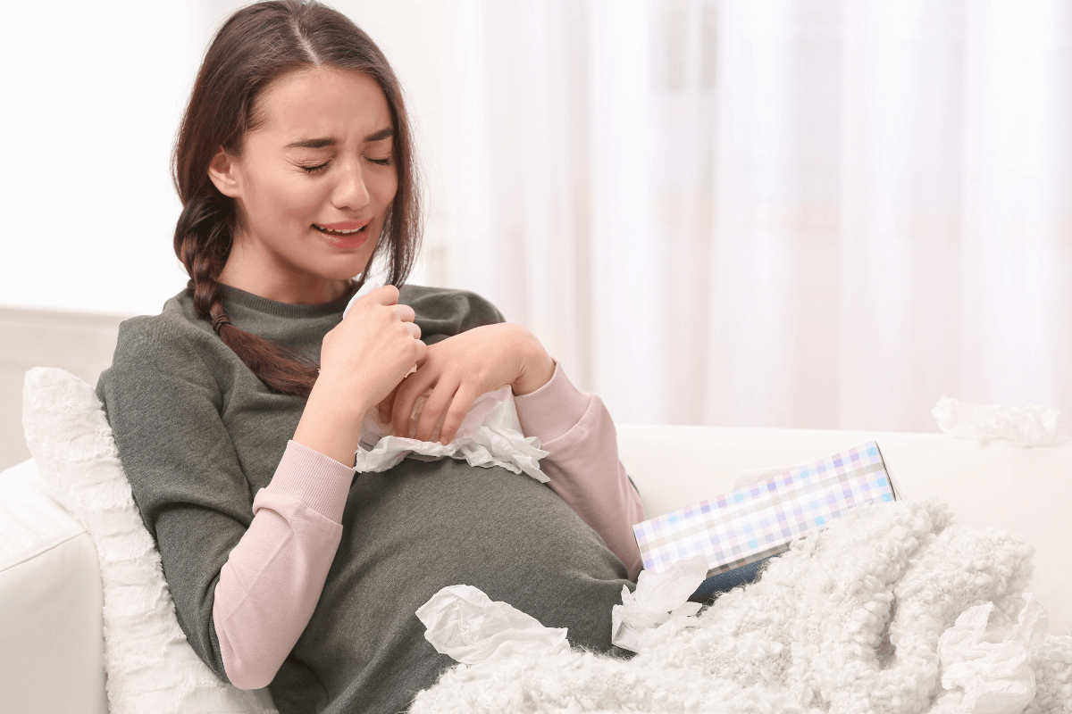Mulher chorando no sofá demonstrando frustração e desespero por não conseguir visitas no site ao ignorar as ferramentas para aumentar o tráfego orgânico.