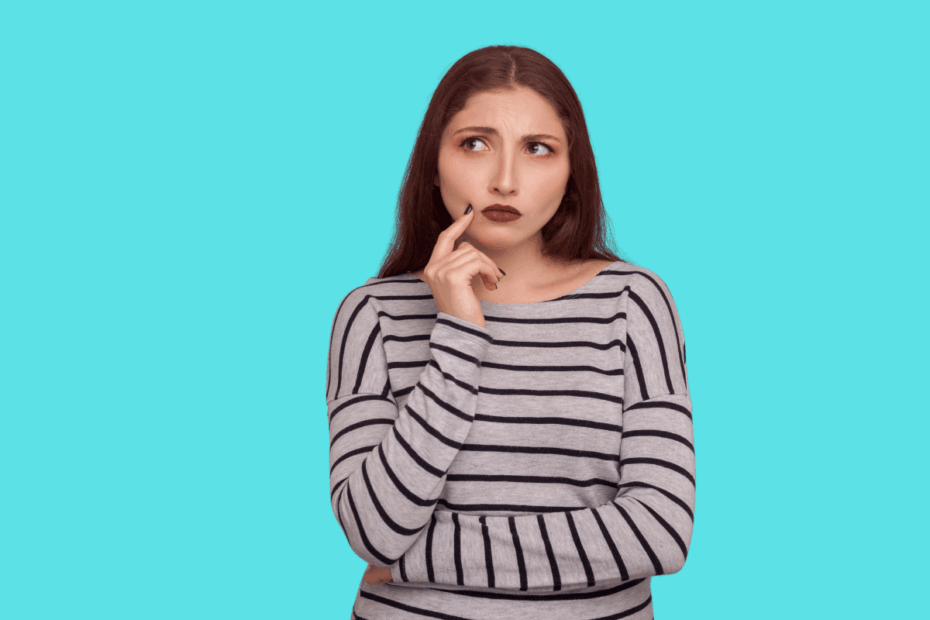 Mulher com expressão pensativa e mão no queixo, ilustrando a dúvida comum dos usuários se o Zoombucks é confiável para ganhar dinheiro na internet.